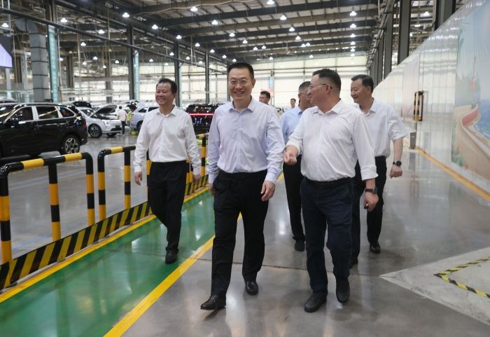 高建立到城乡一体化示范区调研汽车及零部件产业发展情况